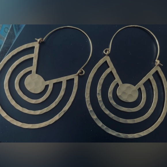 “Hammered Hoops” Inverse Rainbow Concentric Circle Sector Maze Geometric Earring - Picture 14 of 15